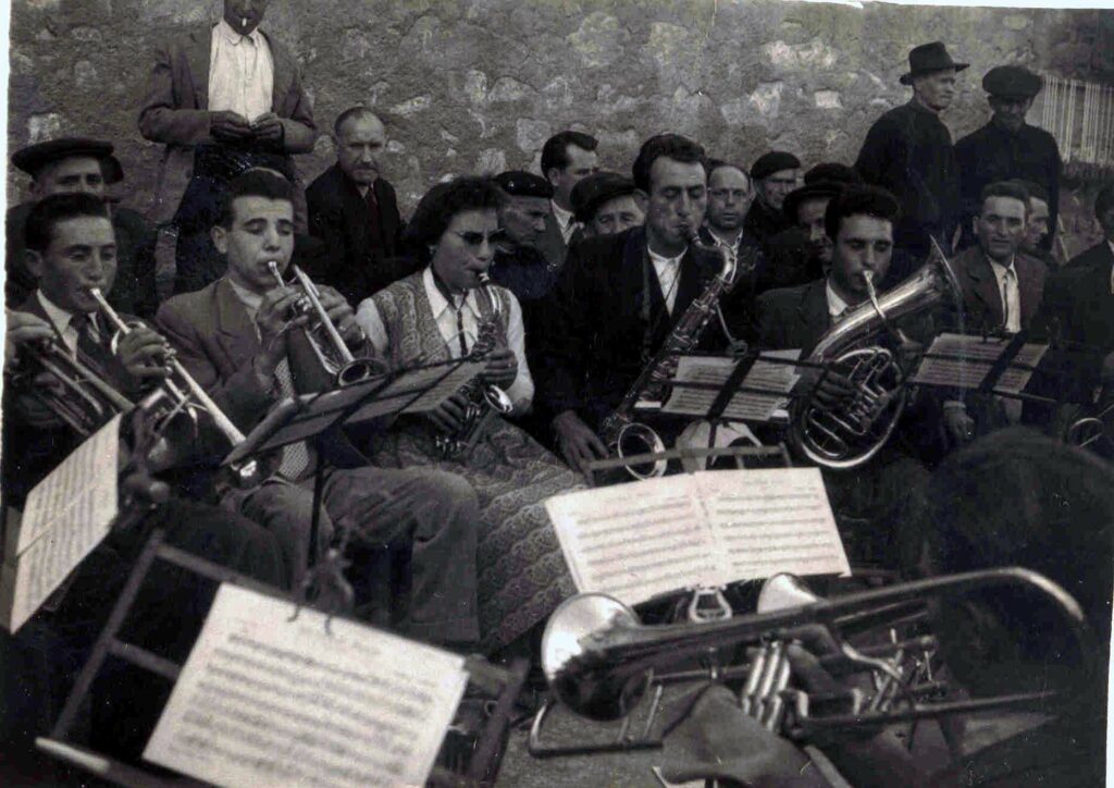 Miembros de la Unión Musical de Fuente-Álamo (Albacete). Bailes populares